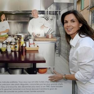 Décédé à Boulogne-Billancourt, il avait souhaité être inhumé à Saint-Tropez, sa ville de coeur, et reposer pour l'éternité au cimetière marin. 

Exclusif - Caroline Barclay - Personnalités à l'exposition photographique de Paris Match "Eddie Barclay — Saint-Tropez, le sens de la fête !" place Blanqui à Saint-Tropez
© Sophie Louvet / Nice Matin / Bestimage