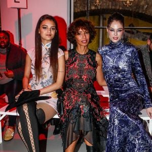 Exclusif - Tess Rocancourt, sa mère Sonia Rolland et Coco Rocha - Font Row du défilé Vivienne Tam mode femme automne / hiver 2024-2025 lors de la Fashion Week de Paris (PFW), au palais de Tokyo, France, le 2 mars 2024. 

© Christophe Clovis/Bestimage