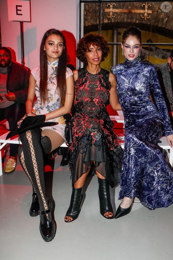 Exclusif - Tess Rocancourt, sa mère Sonia Rolland et Coco Rocha - Font Row du défilé Vivienne Tam mode femme automne / hiver 2024-2025 lors de la Fashion Week de Paris (PFW), au palais de Tokyo, France, le 2 mars 2024. 

© Christophe Clovis/Bestimage