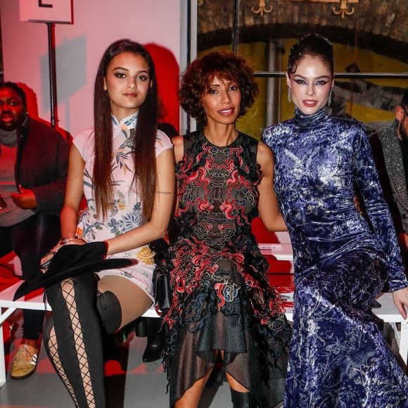 Exclusif - Tess Rocancourt, sa mère Sonia Rolland et Coco Rocha - Font Row du défilé Vivienne Tam mode femme automne / hiver 2024-2025 lors de la Fashion Week de Paris (PFW), au palais de Tokyo, France, le 2 mars 2024. 

© Christophe Clovis/Bestimage