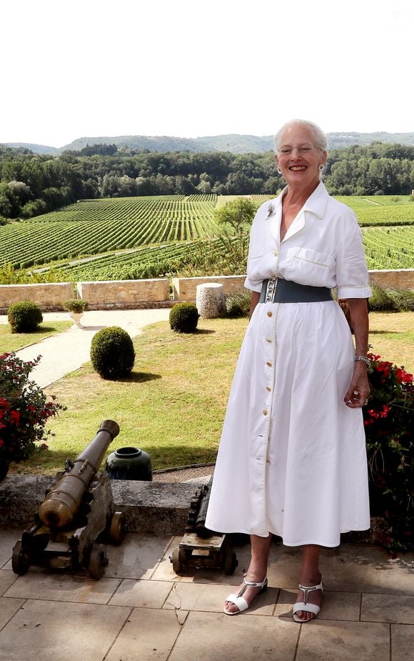 Ses parents la reine Margrethe II de Danemark et le prince Henrik y ont acheté un domaine viticole en 1974 sur lequel trône fièrement le château de Cayx

Rendez-vous avec la reine Margrethe II de Danemark dans son château de Caïx, près de Cahors le 16 août 2018. Elle donne une conférence de presse au sujet de la visite du président de la république française au Danemark les 28 et 29 août 2018. Le château de Caïx (Caix, Cayx) est la propriété de la famille royale de Danemark depuis 1975. C'est aussi un domaine viti-vinicole qui produit un vin en AOP (Appellation d'origine protégée) vin de Cahors.
© Patrick Bernard / Bestimage