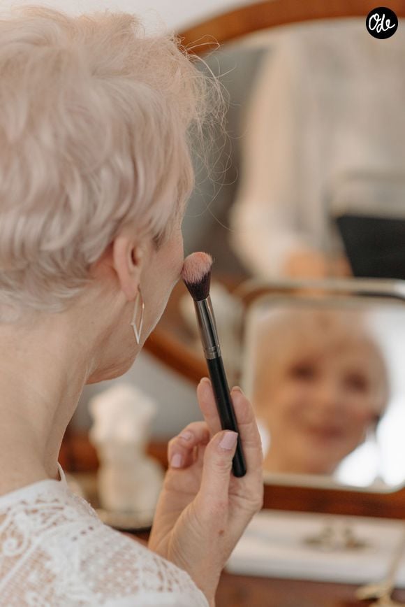 Les textures fluides et les formules hydratantes sont privilégiées pour ne pas marquer les ridules.