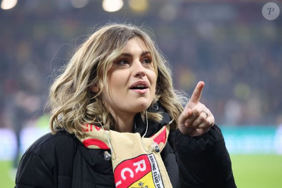 Cette chute fait beaucoup rire Marine ! "Je suis désolé, c'est hilarant", écrit-elle sur son canal Instagram, qui lui permet de discuter directement avec sa communauté de fans.

Marine (Star Academy 2024) chante "Les Corons" en hommage à Pierre Bachelet, pour le 20ème anniversaire de sa mort, lors du match de Ligue 1 McDonald's "Lens - Strasbourg (0-2)" au stade Bollaert-Delelis, le 16 février 2025. Laurent Sanson/PsnewZ/Bestimage