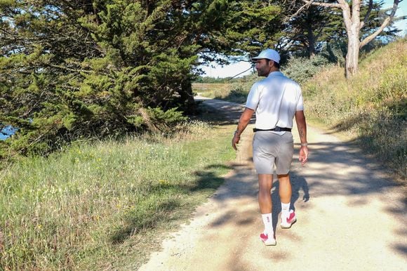Le chanteur-auteur-compositeur Ycare a démarré ce matin une aventure hors du commun : une marche en Vendée à raison de 25 à 30km par jour, du lundi 25 mai au lundi 17 juin.
Avec chaque soir un Concert en guitare-voix dans un endroit insolite.  

© Noël Carrier/Bestimage