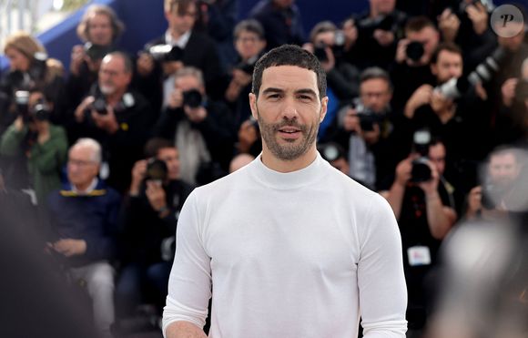 Un effort colossal qui, selon lui, demande la même discipline qu’un athlète...

Tahar Rahim - Photocall du film "Alpha" lors du 78ème Festival International du Film de Cannes. Le 20 mai 2024
© Jacovides-Moreau / Bestimage