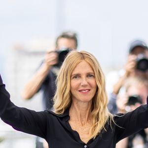 Sandrine Kiberlain au photocall de "Chronique d'une Liason passagère" lors du 75ème Festival International du Film de Cannes, le 22 mai 2022.
© Cyril Moreau/Bestimage