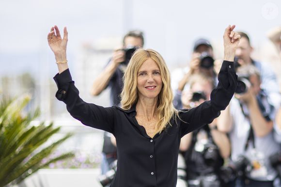 Sandrine Kiberlain au photocall de "Chronique d'une Liason passagère" lors du 75ème Festival International du Film de Cannes, le 22 mai 2022.
© Cyril Moreau/Bestimage