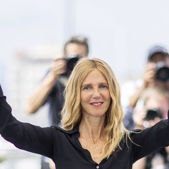 Sandrine Kiberlain au photocall de "Chronique d'une Liason passagère" lors du 75ème Festival International du Film de Cannes, le 22 mai 2022.
© Cyril Moreau/Bestimage