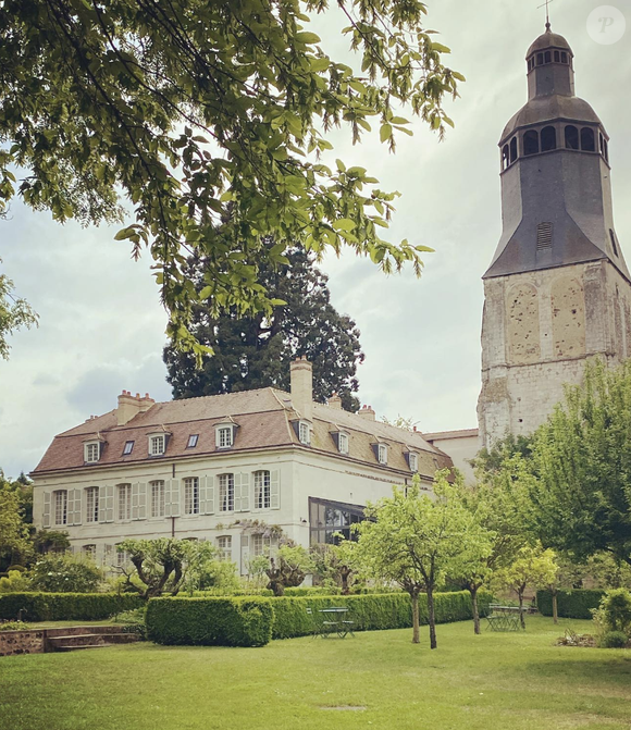 Un monument classé au patrimoine français mais… en piteux état, lorsqu'il l'a récupéré. Il fallait ainsi tout rénover.

Le Collège royal et militaire de Thiron Gardais, propriété de Stéphane Bern