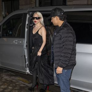 Sublime dans une robe nuisette en soie noire, assortie à des bas noirs montants et des Mary Janes à plateformes Christian Louboutin, la chanteuse complétait son look avec des lunettes de soleil Balenciaga et un sac noir Hermès Kelly, ainsi que sa bague de fiançailles de la collection Sofia Jewelry

Lady Gaga et son fiancé Michael Polansky arrivent au restaurant "Laperouse" à Paris, le 15 novembre 2025.
© Yehiel Chekroune/Bestimage