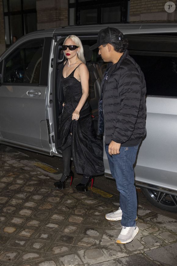 Sublime dans une robe nuisette en soie noire, assortie à des bas noirs montants et des Mary Janes à plateformes Christian Louboutin, la chanteuse complétait son look avec des lunettes de soleil Balenciaga et un sac noir Hermès Kelly, ainsi que sa bague de fiançailles de la collection Sofia Jewelry

Lady Gaga et son fiancé Michael Polansky arrivent au restaurant "Laperouse" à Paris, le 15 novembre 2025.
© Yehiel Chekroune/Bestimage