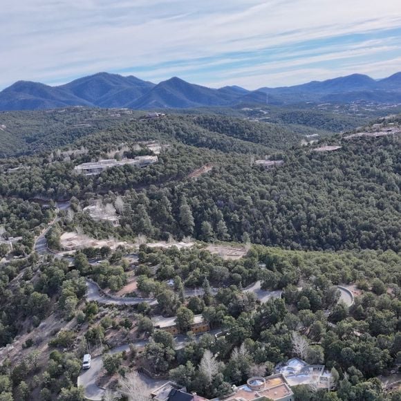 Gene Hackman. Le grand acteur a vécu tranquillement loin des projecteurs à Santa Fe, au Nouveau-Mexique. Le domaine se compose de deux propriétés, cette maison unifamiliale de 2367 pieds carrés avec 2 chambres et 1,5 salle de bain, construite en 2000. La plus grande des deux maisons se trouve sur une colline de 12 acres couverte de piñons, à quelques kilomètres au nord de Santa Fe, avec une vue à 360 degrés qui s'étend jusqu'aux montagnes du Colorado. On sait peu de choses sur la résidence que Genes habite avec sa femme Betsy Arakawa. Backgrid USA / Bestimage