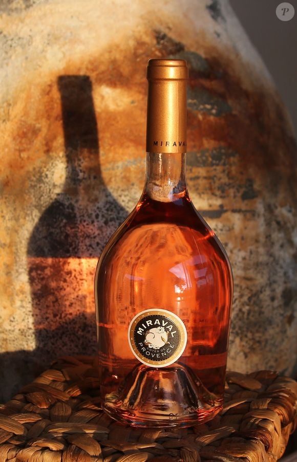 Cuvée spéciale en édition limitée à 600 bouteilles du vin rose Miraval 2013 "Mis en bouteille par Jolie-Pitt & Perrin". Crédit Bestimage