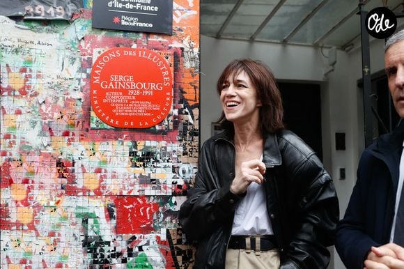 Charlotte Gainsbourg lors de la cérémonie de dévoilement de la plaque "Maison des Illustres" de la Maison Gainsbourg à Paris, France, le 2 avril 2024. © Christophe Clovis/Bestimage