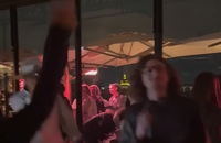 Isabelle Camus filme son fils, Joalukas Noah, en train de mixer pour un évènement sur les Champs-Élysées à Paris.