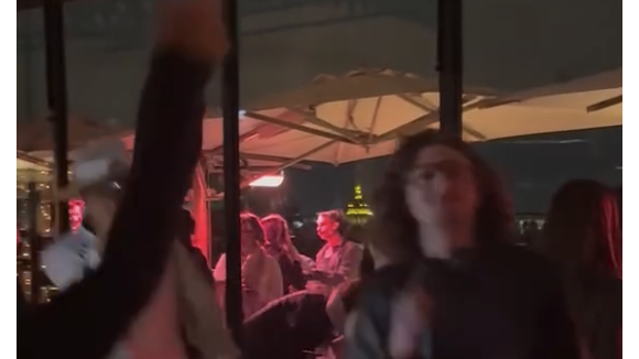 Isabelle Camus filme son fils, Joalukas Noah, en train de mixer pour un évènement sur les Champs-Élysées à Paris.