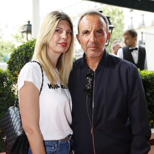 Nikos Aliagas et sa femme Tina Grigoriou - Soirée "L'Art de Vivre Paris" aux Deux Magots à Paris le 26 juin 2023. 
© Marc Ausset-Lacroix/Bestimage