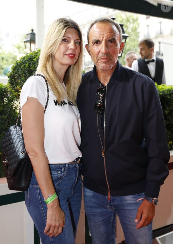 Nikos Aliagas et sa femme Tina Grigoriou - Soirée "L'Art de Vivre Paris" aux Deux Magots à Paris le 26 juin 2023. 
© Marc Ausset-Lacroix/Bestimage