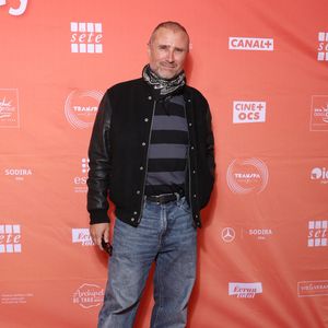 Ajoutant : "Je lui montre différentes façons de travailler, mais je lui répète aussi qu'il n'existe pas une seule méthode. À chaque acteur de trouver la sienne". 

Alexandre Brasseur ( Demain nous appartient) au photocall de la série "Les Farouches" lors du 2ème Festival Creatvty 2025 des séries et créations audiovisuelles à Sète, le 13 novembre 2025. © Denis Guigenbourg / Bestimage