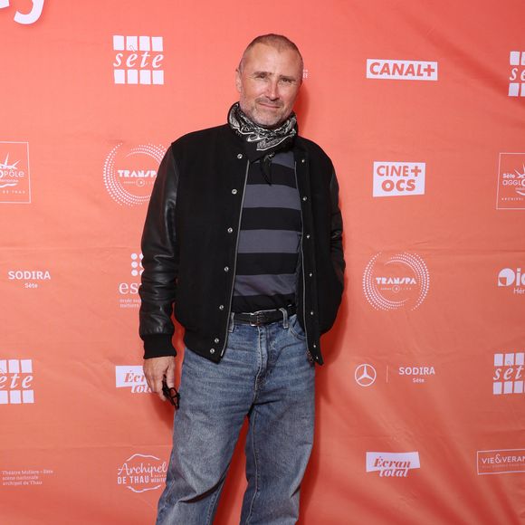 Ajoutant : "Je lui montre différentes façons de travailler, mais je lui répète aussi qu'il n'existe pas une seule méthode. À chaque acteur de trouver la sienne". 

Alexandre Brasseur ( Demain nous appartient) au photocall de la série "Les Farouches" lors du 2ème Festival Creatvty 2025 des séries et créations audiovisuelles à Sète, le 13 novembre 2025. © Denis Guigenbourg / Bestimage
