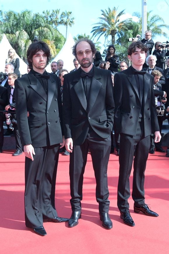 Thomas Bangalter (Daft Punk) et ses fils Tara-Jay et Roxan lors de la montée des marches du film "Amour Ouf" lors du 77ème Festival International du Film de Cannes (14 - 25 mai 2024), le 23 mai 2024.