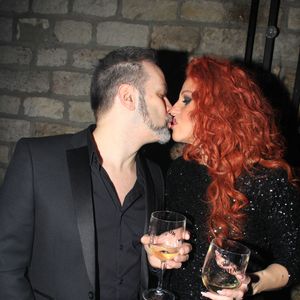 Exclusif - Cindy Sander embrasse son mari Sébastien Braun lors de la soirée d'ouverture du "Faust Club Restaurant Bar" sous le pont Alexandre III à Paris, France, le 19 février 2022. © Philippe Baldini/Bestimage