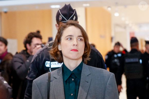 Adèle Haenel arrive au tribunal - Le réalisateur Christophe Ruggia, poursuivi pour agressions sexuelles envers la comédienne Adèle Haenel, condamné à deux de prison ferme avec port de bracelet électronique va faire appel de la décision, au tribunal judiciaire de Paris, France, le 3 février 2025. © Christophe Clovis/Bestimage