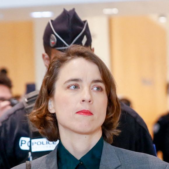 Adèle Haenel arrive au tribunal - Le réalisateur Christophe Ruggia, poursuivi pour agressions sexuelles envers la comédienne Adèle Haenel, condamné à deux de prison ferme avec port de bracelet électronique va faire appel de la décision, au tribunal judiciaire de Paris, France, le 3 février 2025. © Christophe Clovis/Bestimage
