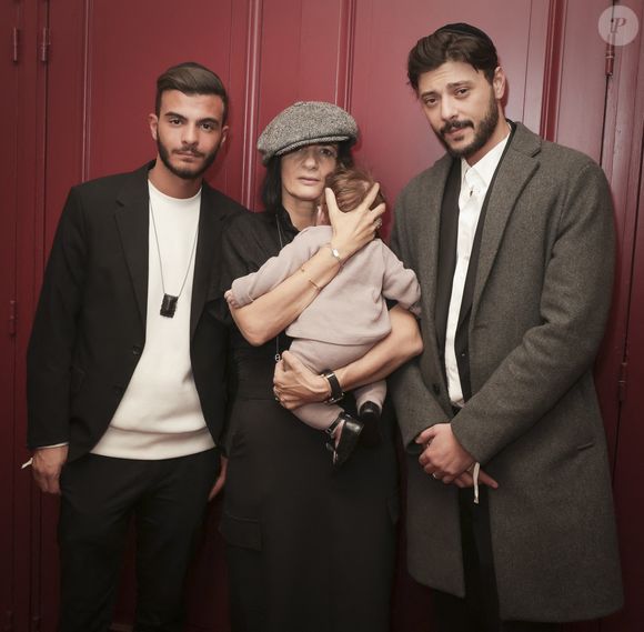 Le chanteur laissait derrière lui ses quatre enfants, dont une fille née quelques jours seulement avant sa mort. 

Exclusif - Sandrine Aboukrat Levi avec sa fille Nessyel, et Rephaël et Abel les premiers enfants de D.Levi - Hommage à Daniel Lévi lors d'un gala au théâtre Mogador à Paris au profit de l'association Daniel Lévi le 7 novembre 2022. © Jack Tribeca / Bestimage