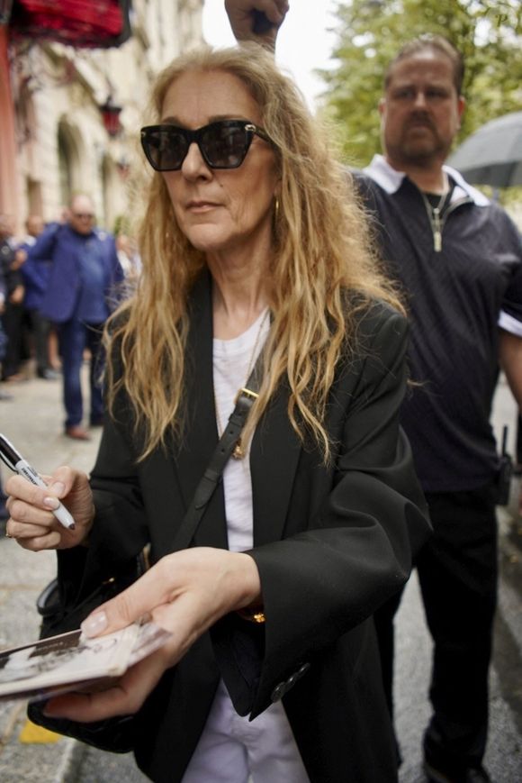 En effet, les tee-shirts en coton sont actuellement soldés aux alentours de 75 euros au lieu de 125 euros. Le sweatshirt oversize est quant à lui proposé autour de 117 euros au lieu de 195 euros.

Céline Dion à Paris pour la cérémonie d'ouverture des Jeux olympiques de Paris 2024.
