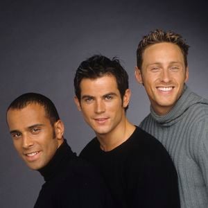 À seulement 22 ans, le chanteur connait la gloire avec l'album Partir un jour sorti en 1997. Malheureusement très vite, le succès s'essouffle et le groupe peine à garder l'attention de ses fans.

Archives - Les trois membres du groupe 2 Be 3, Adel Kachermi, Filip Nikolic et Frank Delay le 6 janvier 2000. Michel MARIZY via Bestimage