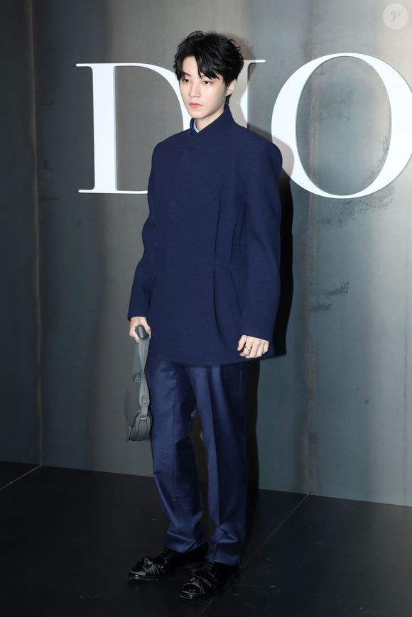 Karry Wang au photocall du défilé Dior Homme à l'École-Militaire lors de la semaine de la mode masculine automne/hiver 2025-2026 à Paris, France, le 24 janvier 2025. © Bertrand Rindoff/Bestimage