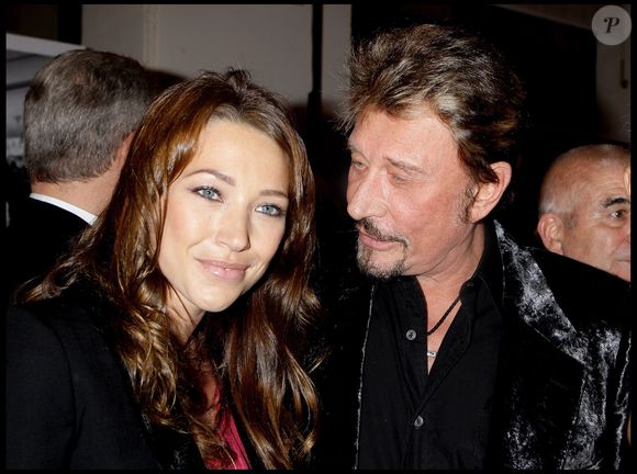 Elle a confié : "Des fois je lui parle et j’ai l’impression qu’il m’écoute plus que lorsqu’il était sur Terre. Je ressens une présence qui m’accompagne souvent"...

Laura Smet et Johnny Hallyday au vernissage de l'exposition « Images et mode » du photographe Patrick Demarchelier au Petit Palais.