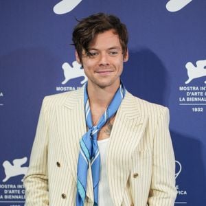 Harry Styles est mondialement connu pour son immense carrière de chanteur.

Harry Styles au photocall de "Don't Worry Darling" lors du Festival International du Film de Venise (Mostra).
Bestimage
