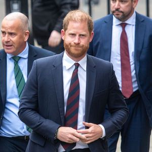 Ce déplacement avait pour but de participer à la "Envision 2025 Global Partner Conference", un rendez-vous annuel des partenaires mondiaux du Trip.com Group;

Le prince Harry arrive à la Royal Courts of Justice de Londres, le 9 avril 2025.

Photo : Tayfun Salci / ZUMA Press Wire