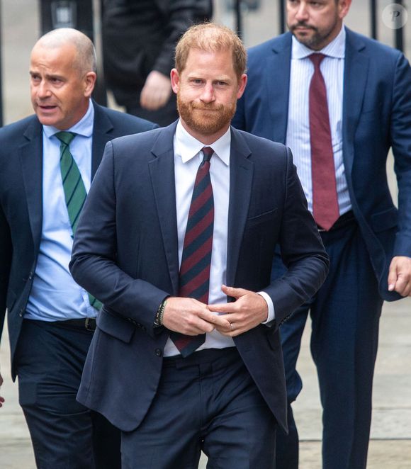 Ce déplacement avait pour but de participer à la "Envision 2025 Global Partner Conference", un rendez-vous annuel des partenaires mondiaux du Trip.com Group;

Le prince Harry arrive à la Royal Courts of Justice de Londres, le 9 avril 2025.

Photo : Tayfun Salci / ZUMA Press Wire