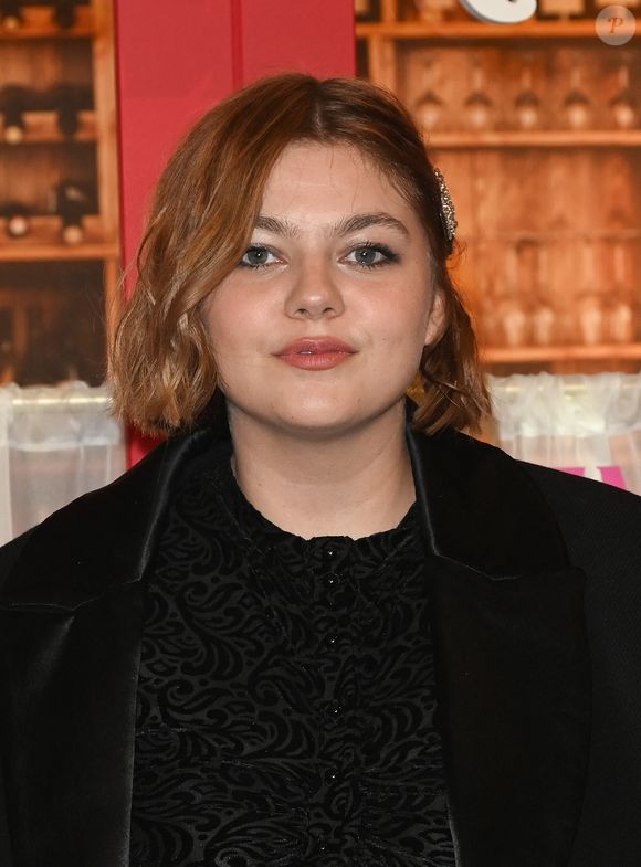 Louane à l'avant-première du film Netflix "Emily in Paris" saison 3 au Théâtre des Champs Elysées, le 6 décembre 2022. 

Photo : Coadic Guirec / Bestimage