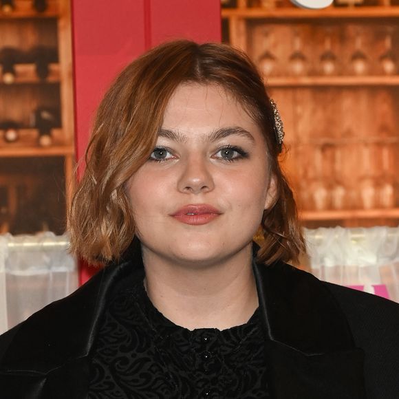 Louane à l'avant-première du film Netflix "Emily in Paris" saison 3 au Théâtre des Champs Elysées, le 6 décembre 2022. 

Photo : Coadic Guirec / Bestimage