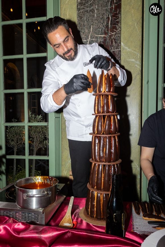 Il se consacre désormais à un nouveau projet indépendant avec une boutique place de la Madeleine, développée avec le soutien de CUPRA.

Exclusif - Le Chef pâtissier, Jeffrey Cagnes - Anniversaire de Jonathan Vettor à la Galerie Bourbon à Paris le 12 avril 2025. © Sébastien Frémont/Bestimage