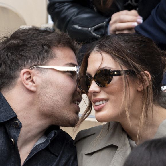 Antoine Dupont et sa compagne Iris Mittenaere en tribunes lors de la finale messieurs des Internationaux de France de Tennis de Roland Garros 2025 (jour 15), à Paris, France, le 8 juin 2025. © Cyril Moreau/Bestimage