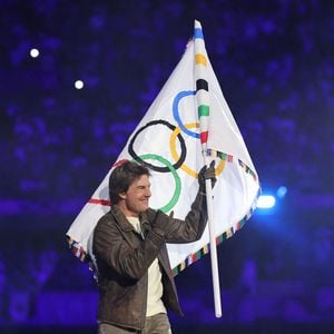 La star hollywoodienne Tom Cruise participe à une section qui voit le drapeau olympique transféré de Paris à la ville hôte de 2028, Los Angeles, lors de la cérémonie de clôture des Jeux olympiques de Paris 2024 au Stade de France à Paris, France, le 11 août 2024. Photo by Xinhua/ABACAPRESS.COM/Cao Can)