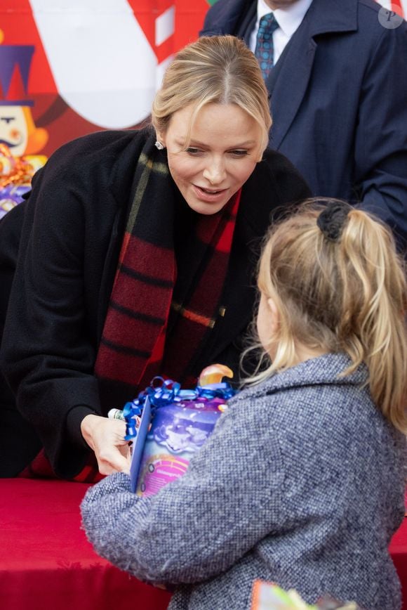 La princesse Charlène de Monaco - La famille princière de Monaco offre les traditionnels cadeaux de Noël aux enfants monégasques dans la Cour du Palais Princier, le 18 décembre 2024. 
© Olivier Huitel / Pool Monaco / Bestimage