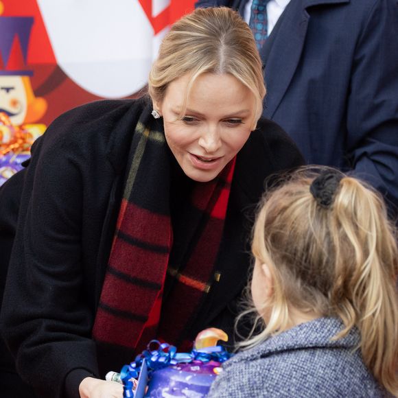 La princesse Charlène de Monaco - La famille princière de Monaco offre les traditionnels cadeaux de Noël aux enfants monégasques dans la Cour du Palais Princier, le 18 décembre 2024. 
© Olivier Huitel / Pool Monaco / Bestimage