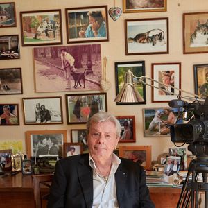 Exclusif - Cyril.Viguier rencontre Alain Delon dans sa maison de Douchy-Montcorbon le 13 juin 2021.

© Cyril Moreau / Bestimage