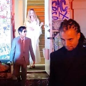 En effet,  Kingslee James McLean Daley de son vrai nom serait en couple avec une dénommée Chanelle Newman qui ferait désormais partie du cercle intime d'Angelina Jolie.   Dommage !

Exclusif - Le rappeur Akala sort de l'Atelier Jolie et alimente ainsi la rumeur de romance entre lui et Angelina Jolie le 5 octobre 2024.
