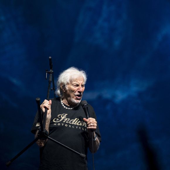 Hugues Aufray s’est produit au Zénith de Rouen le 27/06 dernier, et est attendu le 29/09 à Mérignac, le 10/10 à Rennes ou encore le 01/11 novembre au Havre.

Hugues Aufray en concert au Zenith de Rouen le 27 juin 2026. © Pierre Perusseau/Bestimage