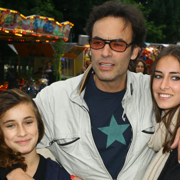 Anthony Delon avec ses filles Liv et Loup - Inauguration de la fête foraine des Tuileries a Paris Le 28 Juin 2013 © JLPPA Bestimage