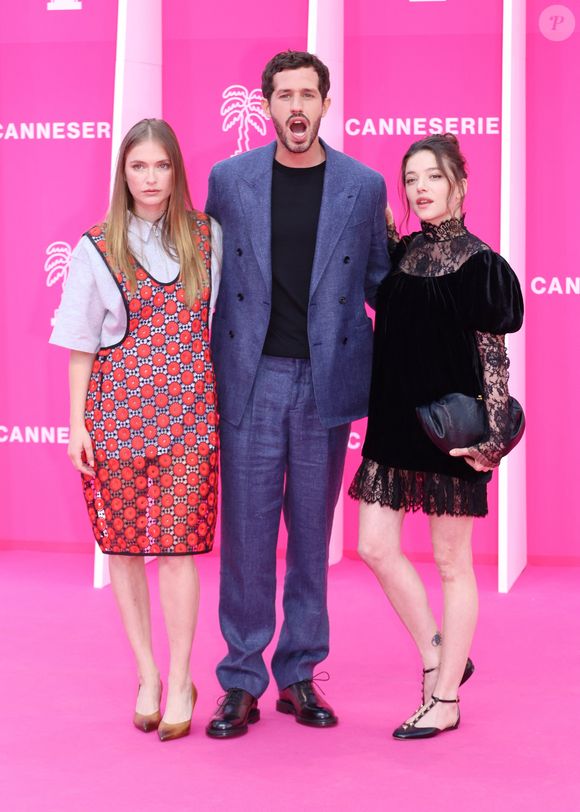 Sur le tapis rose, ils ont marqué cette 9e édition.

Camille Razat, Victor Belmondo et Zoe Adjani sur le tapis rose lors de la 9ème édition de "CanneSeries" à Cannes le 24 Avril 2026. © Denis Guignebourg / BestImage
