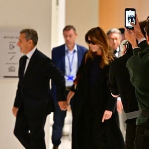 Jeudi 25 septembre 2025, le tribunal correctionnel de Paris a ouvert dans la matinée son audience pour rendre son jugement quant à l'affaire très médiatisée des soupçons de financement libyen de la campagne présidentielle de Nicolas Sarkozy en 2007. 

Nicolas Sarkozy et sa femme Carla Bruni au Tribunal judiciaire (Batignolles, 32ème chambre correctionnelle) pour l'annonce de la décision dans le cadre du procès Lybien le 25 septembre 2025.

© Christian Liewig / Bestimage