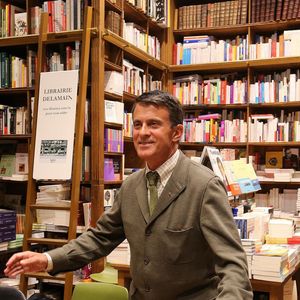 Exclusif - Manuel Valls dédicace son livre "Le courage guidait leurs pas" à la librairie Delamain à Paris, le 18 avril 2023.